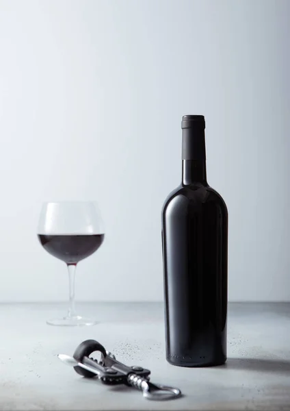Flasche Und Glas Rotwein Mit Korken Auf Hellem Hintergrund — Stockfoto