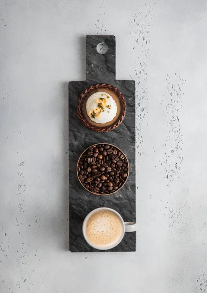 Panneau Marbre Noir Avec Tartalette Caramel Chocolat Tasse Café Vue — Photo