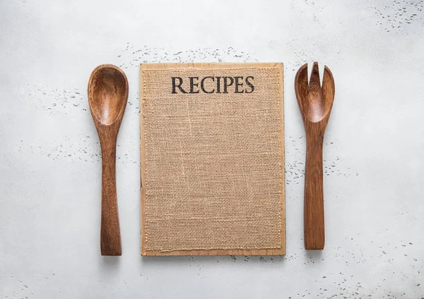 用木勺和叉子在厨房的轻便背景上的菜单板 顶部视图 — 图库照片