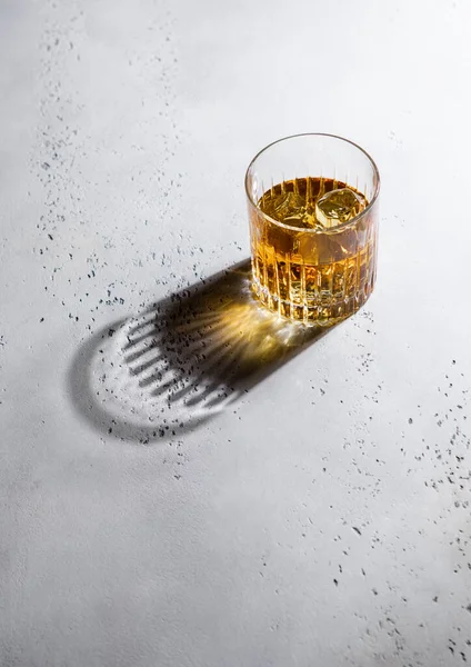 Whisky Cristal Con Cubitos Hielo Sombra Negra Luz Dura —  Fotos de Stock
