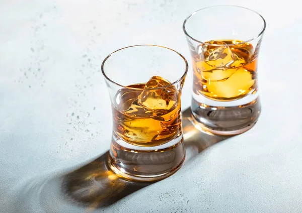 Gläser Whisky Mit Eiswürfeln Auf Hellem Hintergrund Makro — Stockfoto