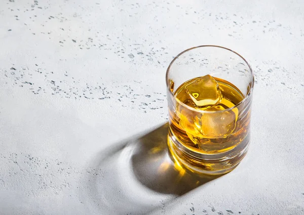 Glas Feinsten Whiskeys Mit Eiswürfeln Auf Hellem Hintergrund Makro — Stockfoto