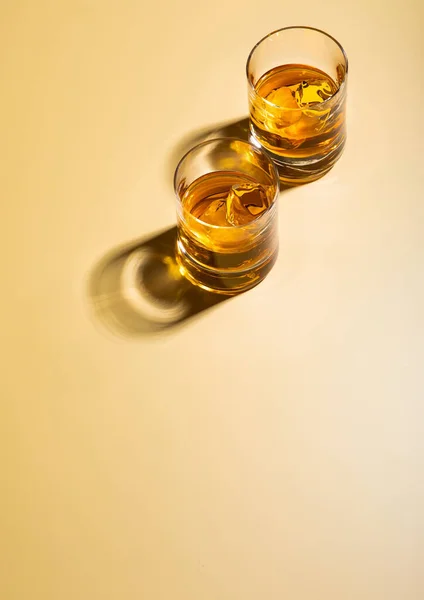 Luxus Whiskey Szemüveg Jégkockákkal Arany Rúd Pulton — Stock Fotó