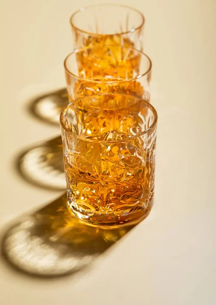 Kristallgläser Single Malt Whisky Mit Eiswürfeln Auf Goldenem Hintergrund — Stockfoto