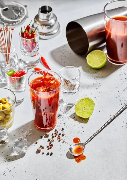 Bloody Mary Cocktail Pimenta Com Colher Bar Coqueteleira Coador Placa — Fotografia de Stock