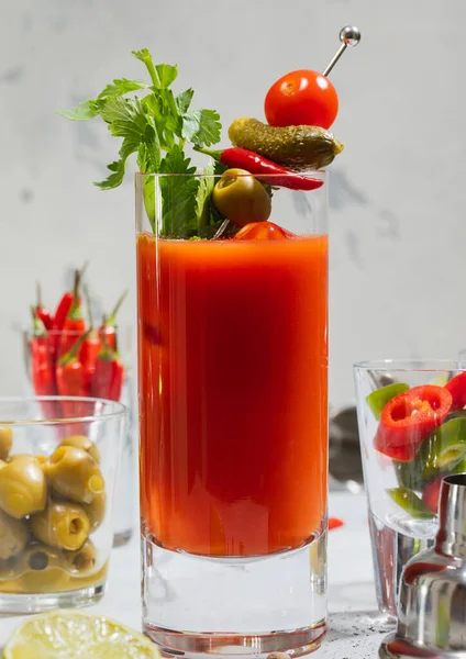 Kırmızı Yeşil Biberli Zeytinli Bloody Mary Kokteyli — Stok fotoğraf