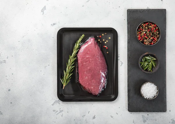 Raw Beef Filet Steak Verzegeld Vacuüm Lade Met Peper Zout — Stockfoto