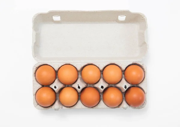 Huevos Frescos Crudos Marrones Bandeja Papel Sobre Fondo Blanco — Foto de Stock