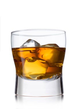 Beyaz buzlu büyük bir bardak viski..