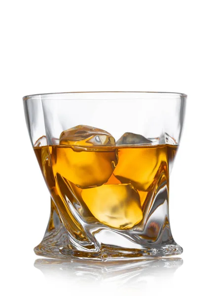 白の上にウイスキーと氷のキューブと高級ガラス — ストック写真