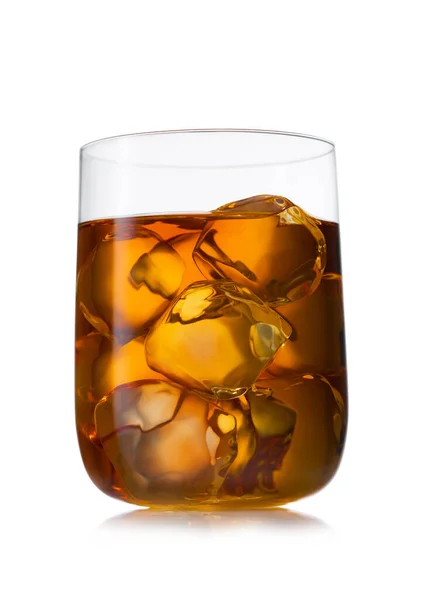 大豪华水晶玻璃杯中的单麦芽威士忌 白底冰块 — 图库照片