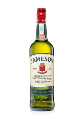 LONDON, İngiltere - 12 Nisan 2023: Bir şişe Jameson üçlü damıtılmış İrlanda viskisi.