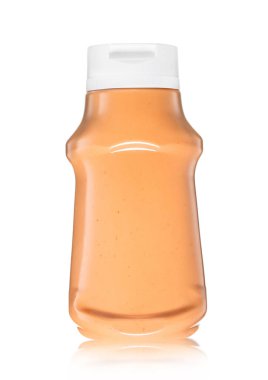 Ketçap ve mayonez karıştırılmış sosu plastik şişenin içinde beyaz üzerine..