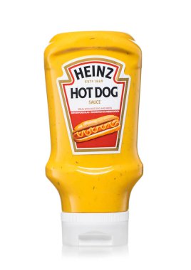 LONDON, İngiltere - 18 Nisan 2023: Heinz sosisli ve beyaz soslu patates kızartması.