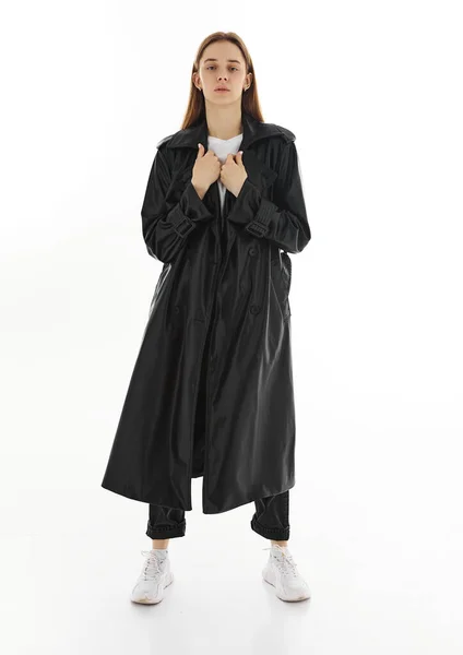 Мода Молодая Красивая Модель Длинном Кожаном Пальто Темных Джинсах Белом — стоковое фото