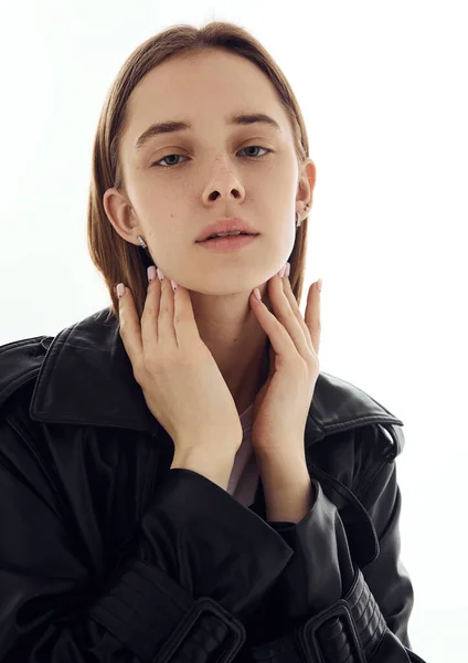 Portret Van Mooie Jonge Mode Model Meisje Wit Houdt Haar — Stockfoto