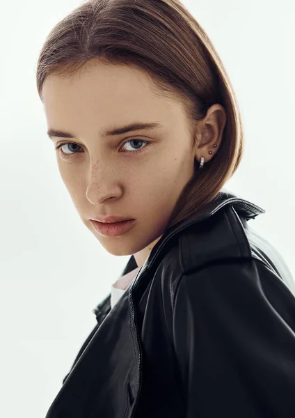 Porträtt Vacker Ung Modell Flicka Bär Läder Jacka Vitt — Stockfoto
