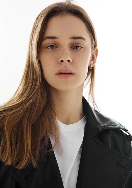 Portré Gyönyörű Fiatal Divat Modell Lány Bőr Kabát Fehér Póló — Stock Fotó