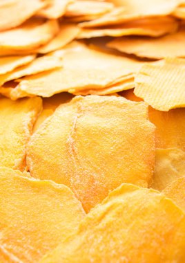 Beyaz arka planda kurumuş mango dilimleri. Makro.