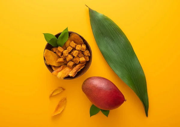 Mango Getrocknete Scheiben Und Kugeln Schüsselteller Auf Gelbem Hintergrund — Stockfoto