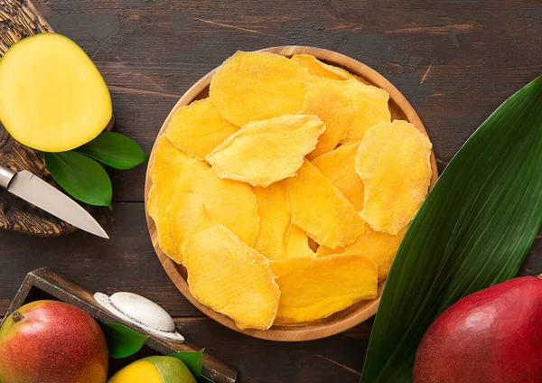 Placa Redonda Con Piezas Secas Mango Con Cuchillo Frutas Crudas — Foto de Stock