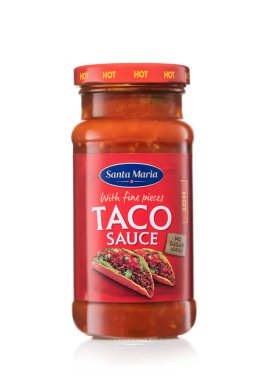 LONDON, İngiltere - 12 Nisan 2023: Beyaz üzerine Santa Maria 'nın ince parçalarıyla sıcak taco sosu.