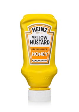 LONDON, İngiltere - 10 Nisan 2023: Heinz New York şarküteri tarzı sarı hardal üzerine beyaz.