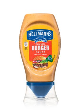 LONDON, İngiltere - 28 Nisan 2023: Beyaz arka planda Hellmann 'ın tıknaz burger sosu.