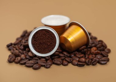 Bej arkaplanlı taze taze taze aroma fasulyeli kapsüller. Macro..