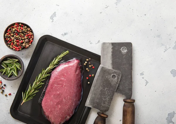 Carne Res Filete Crudo Bandeja Vacío Con Cuchillas Carne Sobre — Foto de Stock