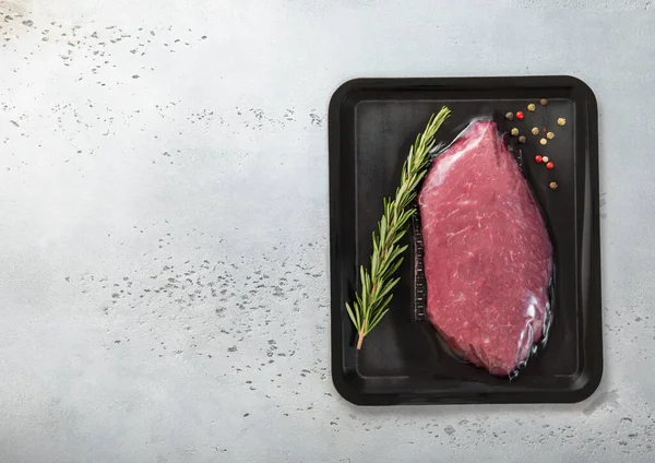 Vers Rauw Rundvlees Filet Steak Verzegeld Vacuüm Lade Met Peper — Stockfoto