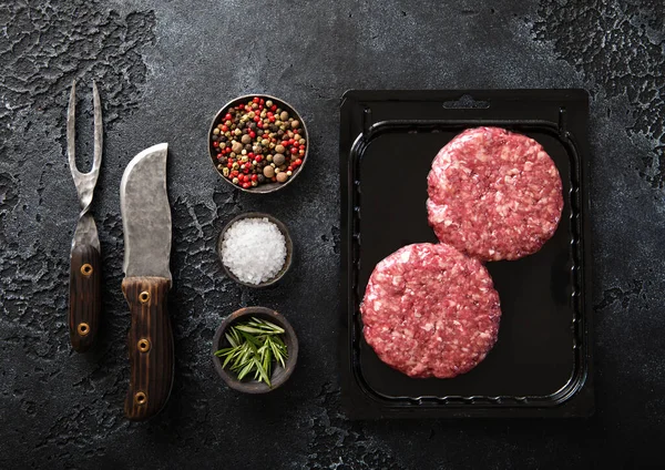 Rauwe Rundvlees Hamburgers Verzegeld Vacuüm Lade Met Barbecue Vork Mes — Stockfoto