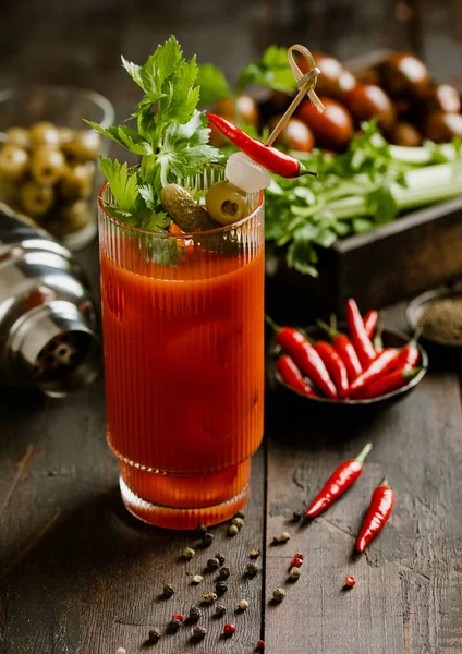 Bloody Mary Koktejl Červenou Paprikou Celer Dřevěném Pozadí Bar Shaker — Stock fotografie