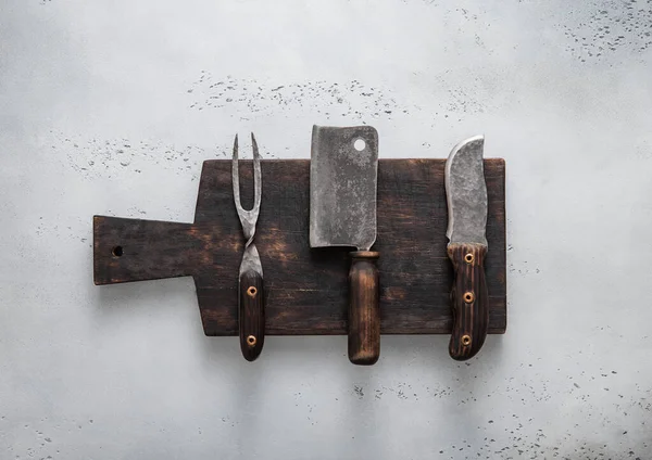 用肉斧头 叉子和刀叉在轻背景上切碎木板 — 图库照片