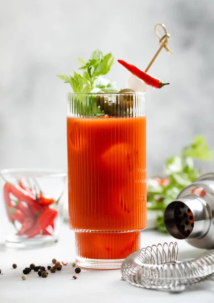 Cocktail Blutige Marmelade Mit Shaker Und Sieb Auf Hellem Küchenbrett — Stockfoto