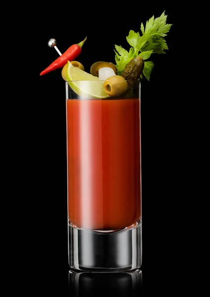 Bloody Mary Koktejl Horkou Červenou Zelenou Paprikou Celer Černé — Stock fotografie
