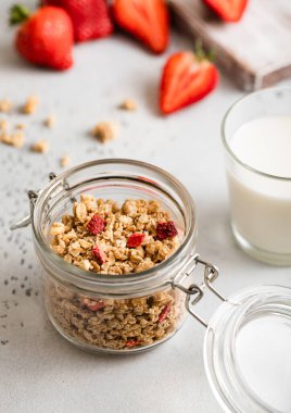 Hafif mutfak arka planında taze organik doğal çilek tanecikleri..