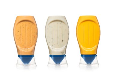 Sarımsaklı çedar sosu ve beyaz üzerine hamburger sosu şişesi..