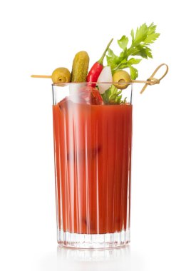 Votka ve domates suyu ile kokteyl karışımı. Kereviz, zeytin, turşu ve soğanlı Bloody Mary..