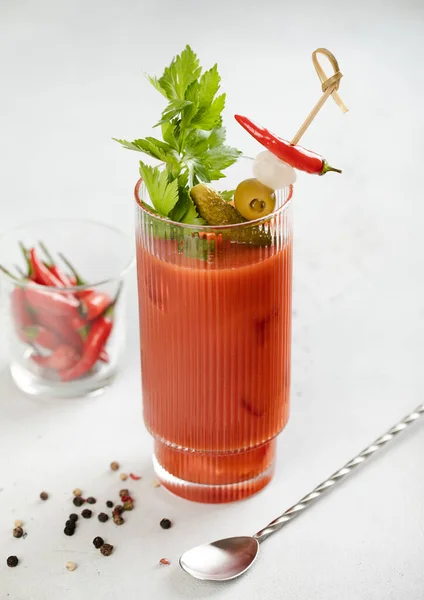 Bloody Mary Met Cocktail Lepel Rode Hete Paprika Licht Top — Stockfoto