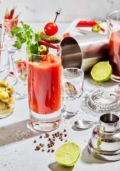 Zubereitung Eines Blutigen Cocktails Der Bar Mit Utensilien Und Limette — Stockfoto