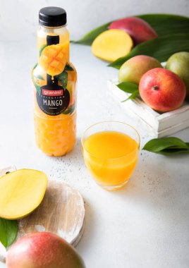 LONDON, UK - 1 Mayıs 2023: Granini Şişe seçimi cam ve taze meyveli taze mango suyu. Üst görünüm.