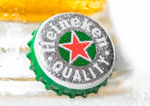 Λονδινο Ηνωμένο Βασίλειο Δεκεμβριου 2022 Καπάκι Μπύρας Heineken Κρύο Γυαλί — Φωτογραφία Αρχείου