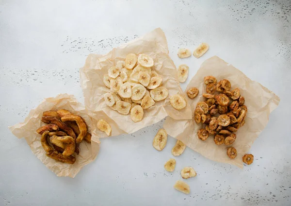 Verschiedene Knusprige Und Zähe Bananenscheiben Und Pommes Snacks Auf Leichtem — Stockfoto