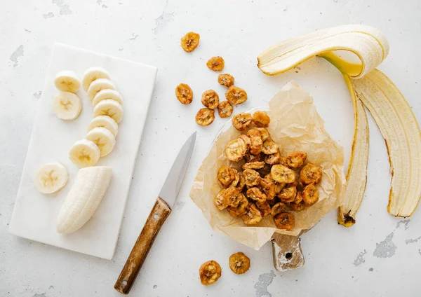 Hámozott Banán Szárított Egészséges Chips Snack Könnyű Fórumon Felülnézet — Stock Fotó