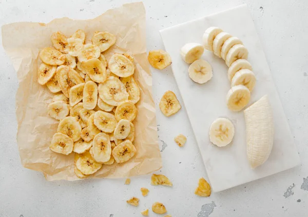 Fresh Banana Baked Crunchy Chips Snack Light Background — Stock Photo, Image