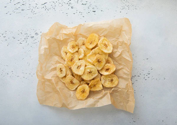 Dried Crunchy Banana Chips Backing Paper Light Kitchen Background — Stock Photo, Image