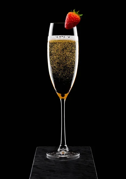 Elegante Bicchiere Champagne Giallo Con Fragola Sulla Parte Superiore Tavola — Foto Stock