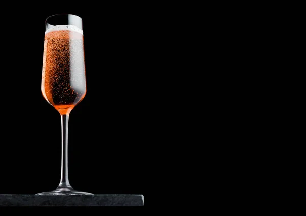 Elegante Bicchiere Rosa Rosa Champagne Con Bolle Tavola Marmo Nero — Foto Stock