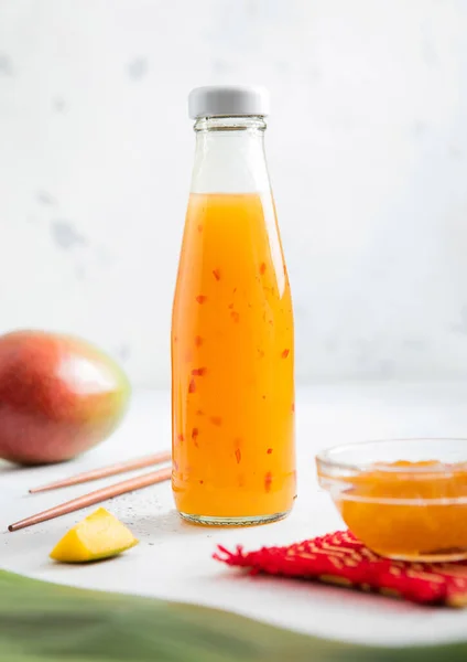 Sos Mango Szklanej Butelce Jasnym Tle Świeżymi Owocami Pałeczkami — Zdjęcie stockowe